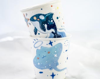 Juego de tazas Sea Adventures / Tazas de cerámica pintadas a mano con orcas y mantarrayas juguetonas / Tazas de café azules pequeñas inspiradas en el océano / Regalo para amantes de la vida marina