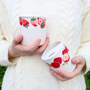 Ręcznie wykonany ceramiczny kubek podróżny Malowany ręcznie truskawkowy kubek podróżny z jabłkiem Fioletowy motyl Ceramiczny kubek do kawy Kwiatowy kubek do kawy na wynos
