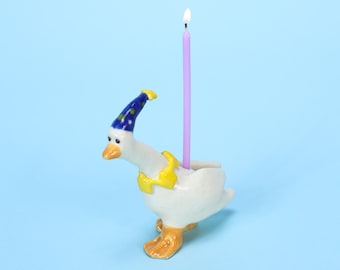 Adorno para tarta de ganso con sombrero de fiesta azul, figura de porcelana pintada a mano, estilo cottagecore, coleccionable, arte de reliquia, portavelas de cumpleaños, animal hecho a mano