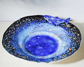 Plato de cerámica de vórtice oceánico artesanal con escultura de ballena y textura única de grietas en el hielo. Regalos para amantes del mar, Acción de Gracias, cumpleaños.