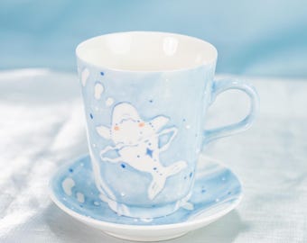 Juego de taza y platillo de porcelana hechos a mano "Whale of a Time" / Taza de cerámica de ballena blanca kawaii con plato / Lindo regalo para niños / Regalo de San Valentín