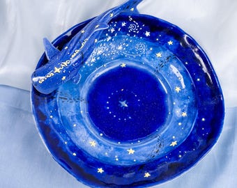 Plato de ballena azul con estrellas de mar / Cuenco de pasta con motivos de hadas / Plato oceánico / Plato de cerámica de fantasía hecho a mano / Bandeja náutica pintada a mano