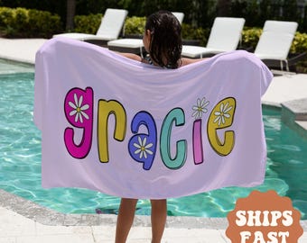 Toalla de playa infantil personalizada con nombre, toalla de piscina retro Daisy para niña, regalo de cumpleaños de verano, toalla de vacaciones para niña pequeña con nombre