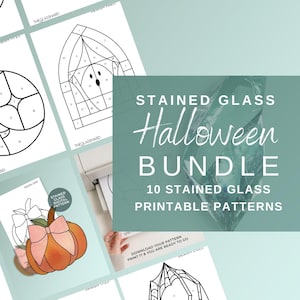 Può includere: Una collezione di modelli stampabili di vetrate di Halloween. I disegni includono una zucca, un ragno e altre forme spettrali. Il testo sull'immagine recita "Stained Glass Halloween Bundle, 10 Printable Patterns."