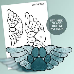 Può includere: Un modello digitale per vetrate artistiche con un'impronta di zampa con ali. Il design include un diagramma numerato per l'assemblaggio, etichettato "DESIGN 11025". L'immagine ha una combinazione di colori verde acqua e blu, con il testo "STAINED GLASS DIGITAL PATTERN".