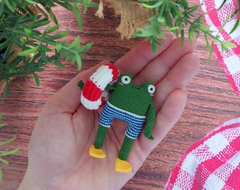 Rana verde in miniatura Amigurumi – Giocattolo fatto a mano all'uncinetto con pantaloncini