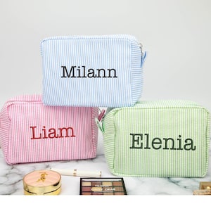 Trousse de maquillage personnalisée de demoiselle d'honneur, trousse à cosmétiques en seersucker pour fille, trousse à cosmétiques de grande capacité, cadeaux de demoiselle d'honneur pour la mariée, organisateur de maquillage