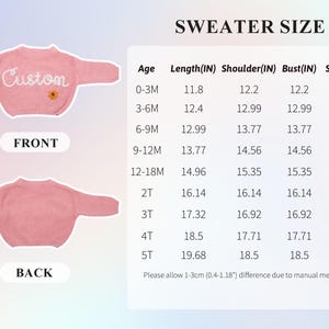 Op de afbeelding: Roze gebreide trui met het woord "Custom" geborduurd op de voorkant. De maattabel toont de maten in inches voor leeftijden van 0-3 maanden tot 5T.