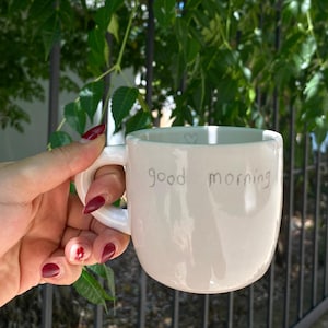 Taza de cerámica personalizable, taza personalizada, PREORDEN Taza personal Letra negra, Regalo único personalizado, Taza del estado de ánimo del día