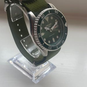 Beautiful SEIKO 5 sports watch automatic with day and date dial 42mm BARGAIN