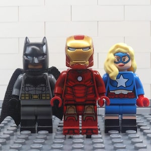 Convite para festa de super-heróis/fantasia à fantasia Cartão eletrônico digital animado - Convite para festa de minifigura Lego personalizado