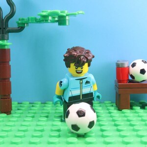 Carte électronique numérique animée d'invitation à une fête de football - Invitation personnalisée à une fête avec figurine Lego