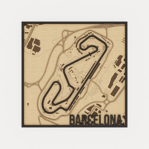 Puede incluir: Arte mural de madera con un mapa detallado de un circuito de carreras, con la palabra "BARCELONAS" en la parte inferior. La pista negra sobre un fondo marrón claro, enmarcada en negro.