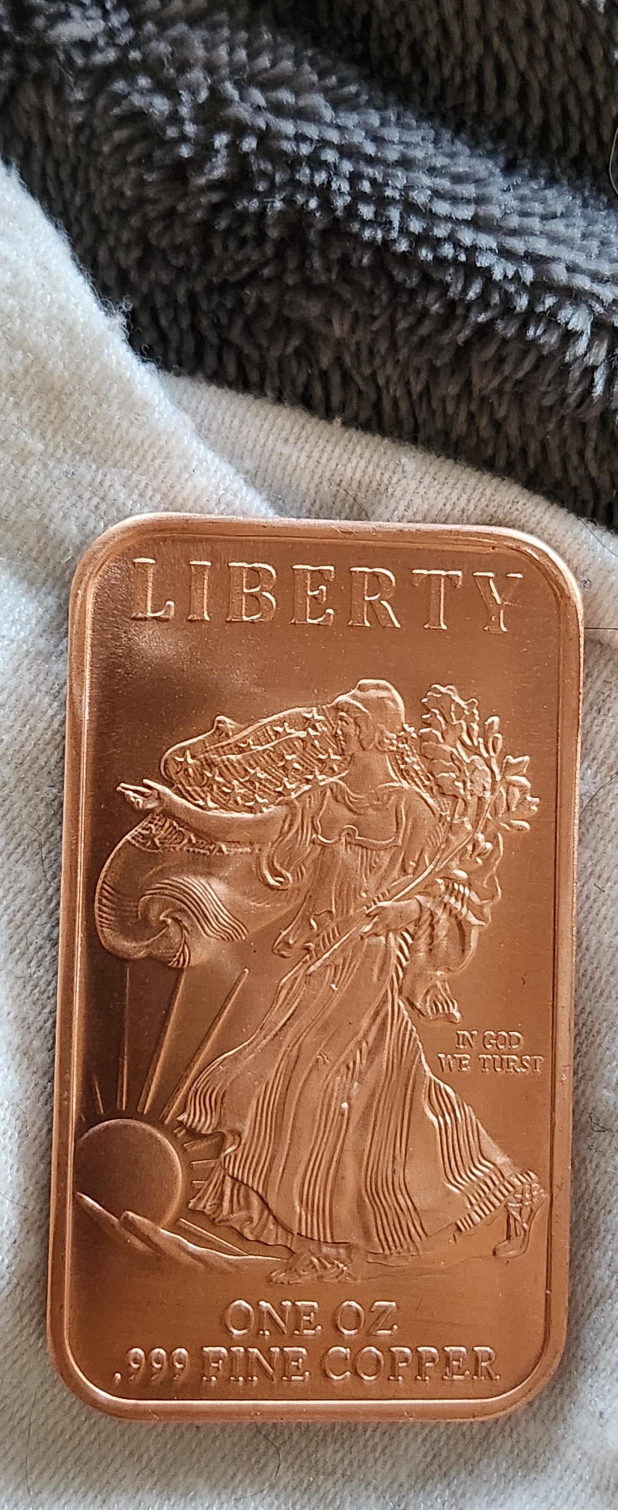 A Brilliant .999 1 Oz Copper Rectangle That Depicts the Walking