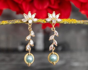 Boucles d'oreilles en perles bleues Boucles d'oreilles de mariage Puces d'oreilles élégantes Bijoux cadeau de mariage pour maman Boucles d'oreilles pour le thé Bridgerton Boucles d'oreilles en perles dorées