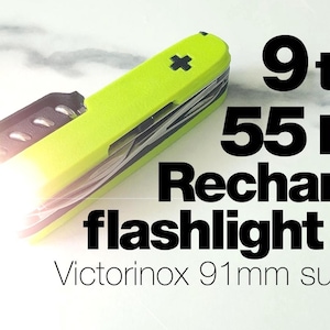 Op de afbeelding: Een limoengroen multi-tool met een heldere zaklamp. De tekst op de afbeelding luidt: 9 tools, 55 lumen, oplaadbare zaklamp & fluitje. Victorinox 91mm super scales.