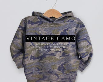 Rabbit Skins vintage camo peuter hoodie mockup, kinder hoodie mockup, fleece trui met lange mouwen en zijzakken png mock-up