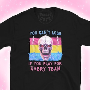 Może przedstawiać: Czarny T-shirt z grafiką czaszki i tekstem "You can't lose if you play for every team". Czaszka jest otoczona różową, niebieską i żółtą flagą z błyskawicami.