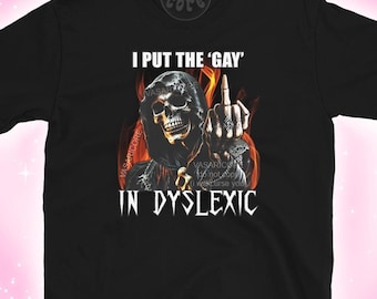 GAY IN DYSLEXIC lustiges zufälliges Queer Shirt, Legasthenie Geschenk, Pride Shirt, lesbisch, bisexuell, schwule Flagge Ohrringe, Pin, episches Skelett-Shirt Silly