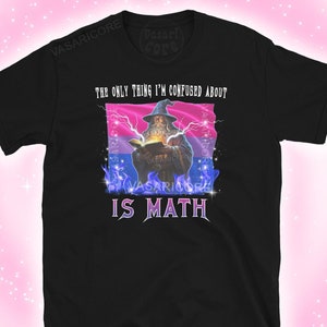 Könnte beinhalten: Schwarzes T-Shirt mit einem Zauberer, der ein Buch liest, und dem Text "THE ONLY THING I'M CONFUSED ABOUT IS MATH." Das Design beinhaltet eine bisexuelle Pride-Flagge und Blitze. Das T-Shirt hat einen Rundhalsausschnitt und kurze Ärmel.