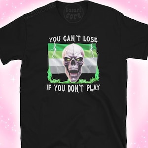 Può includere: Maglietta nera con una bandiera verde, bianca e nera con un teschio e il testo "You can't lose if you don't play."