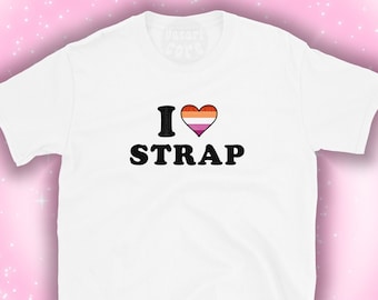 I HEART STRAP lesbisch, wlw, strap on Slogan ,sapphic, masc Lesben, Flagge femme butch transfemme y2k Slogan Shirt Kurzarm Unisex T-Shirt