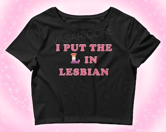 I PUT THE L IN lesben, Crop Top, baby tee, croptop wlw, Spruch ,sapphic, femme lesbisch, lustiges Flaggen femme butch transfemme y2k Slogan Shirt