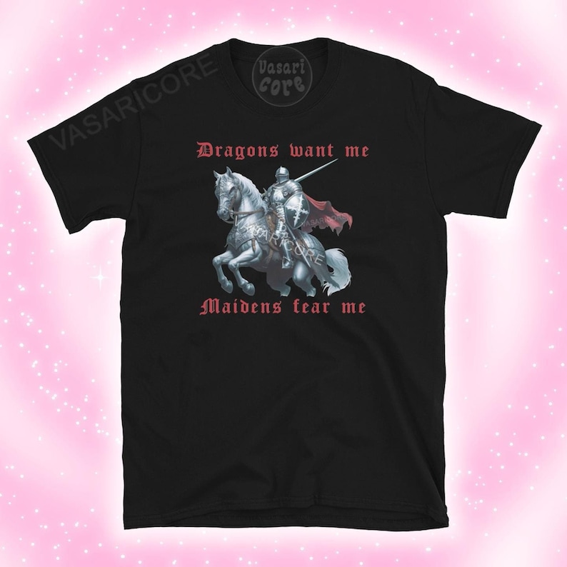 Może przedstawiać: Czarny T-shirt z grafiką przedstawiającą rycerza na białym koniu. Na koszulce nadrukowany jest tekst "Dragons want me" i "Maidens fear me".