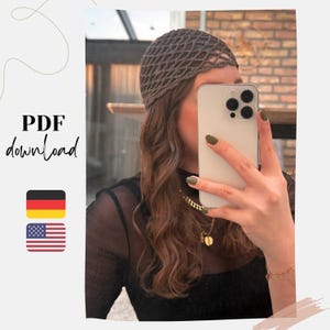 Puede incluir: Una cofia de ganchillo marrón es usada por una persona que sostiene un teléfono inteligente. La imagen incluye el texto "PDF download" y las banderas de Alemania y Estados Unidos.