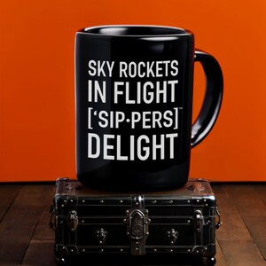 Sippers Delight - Rockets im Flug inspiriert Tasse, nostalgische Musik-Liebhaber Geschenk, schwarz, 15oz, ['SIPPERS]