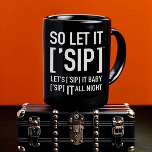 Let It Sip – Verspielte Lyric-Kaffeetasse für Partyliebhaber, Schwarz & Weiß, Schwarz, 15oz, von ['SIPPERS]