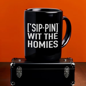 Sippin 'wit the Homies - Lustige, von Freundschaft inspirierte Kaffeetasse, schwarz, 15 Unzen, by ['SIPPERS]
