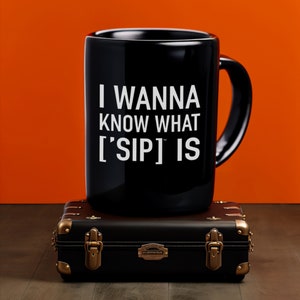 I Wanna Know What Sip Is – Ikonische Lyric Black & White Kaffeetasse, perfekt für 80er-Jahre-Musikfans, Schwarz, 15oz von ['SIPPERS]
