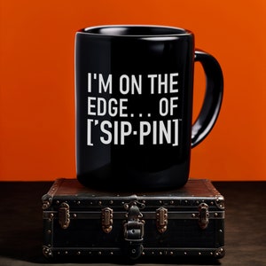 Edge of Sipping – Dynamic Lyric Inspired Kaffeetasse für Abenteuerlustige, Schwarz, 15oz, von ['SIPPERS]