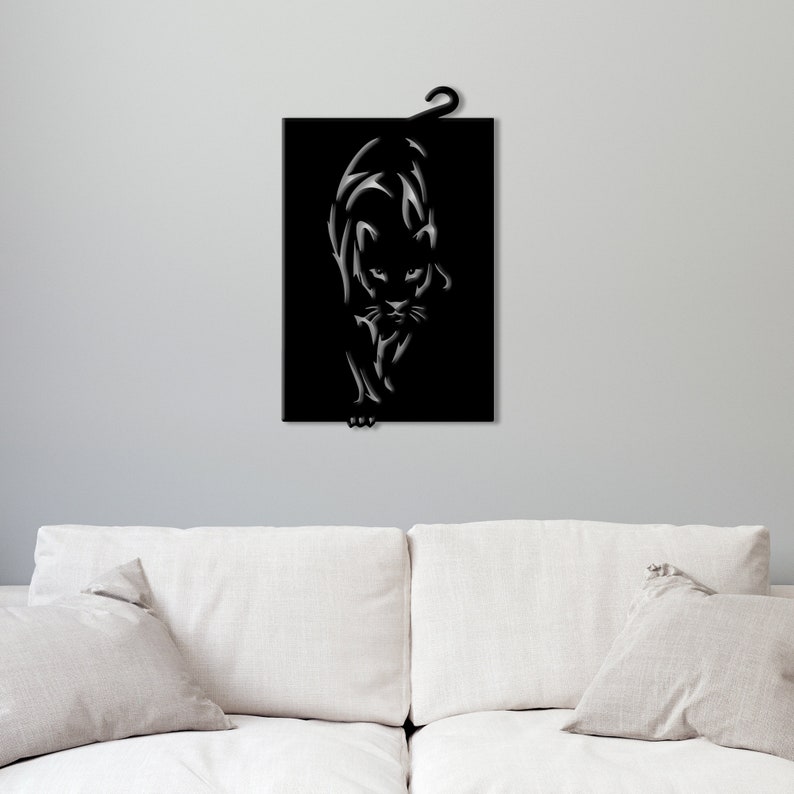 K&ouml;nnte beinhalten: Schwarze Wandkunst aus Metall mit einer stilisierten Silhouette eines Panthers, der auf den Betrachter zugeht.