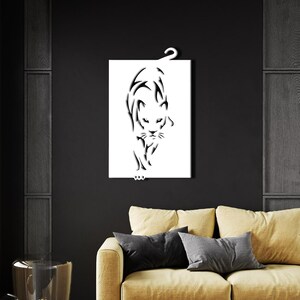 K&ouml;nnte beinhalten: Eine schwarz-wei&szlig;e Silhouette eines Panthers, der auf den Betrachter zugeht. Der Panther ist in einem stilisierten, grafischen Design dargestellt. Das Bild ist auf wei&szlig;em Hintergrund.