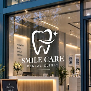 以下が含まれることがあります： Smile Care Dental Clinicの店舗外観には、白い歯のロゴと「Smile Care Dental Clinic」の文字が書かれたガラス窓があります。歩道にある黒いA型看板には、「A Healthy Smile A Happier You」という文字と歯のアイコンが表示されています。