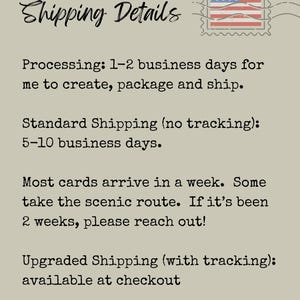 Puede incluir: Una tarjeta informativa de color beige con un gr&aacute;fico de un sello postal con la bandera de los Estados Unidos. El texto dice: Shipping Details, Processing: 1-2 business days, Standard Shipping: 5-10 business days, Most cards arrive in a week, Upgraded Shipping.