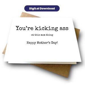 Cartão IMPRIMÍVEL "Kick Ass MOM" | Cartão engraçado de Dia das Mães para mães de primeira viagem e mães experientes | Sassy AF Just like Her | Para compras de última hora