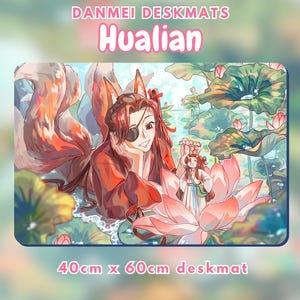 Puede incluir: Una alfombrilla de escritorio con una ilustración de estilo anime, con el texto "DANMEI DESKMATS Hualian". La obra de arte representa a dos personajes en un estanque de lotos. La alfombrilla mide 40 cm x 60 cm. La ilustración incluye una figura parecida a un zorro.