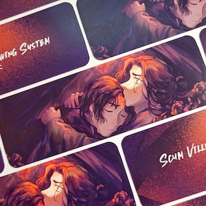 Puede incluir: Dos personajes, uno con cabello largo oscuro y el otro con cabello corto oscuro, se abrazan en un entorno de bosque oscuro. La imagen es un primer plano de sus caras y la parte superior de sus cuerpos. El fondo es un bosque oscuro con un esquema de color morado y naranja. El texto "Self Saving System" es visible en la esquina superior izquierda de la imagen.