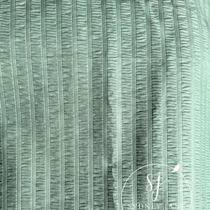 Vintage jaren 60 | Gestreepte seersucker-stof uit de jaren 70. 37 x 6 meter. Zeeschuim. Salie. Munt. Lichtgroen. Getextureerd. Geometrisch. Gratis verzending!