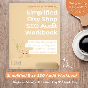 Könnte beinhalten: Ein Arbeitsbuch mit dem Titel "Simplified Etsy Shop SEO Audit Workbook" von Piece of Mind Marketing. Das Cover ist hellorange mit weißem Text. Das Arbeitsbuch verspricht eine Schritt-für-Schritt-Anleitung zur Verbesserung der Etsy-Shop-Sichtbarkeit. Eine Tasse Kaffee und kleine Pflanzen stehen auf der Holzoberfläche.