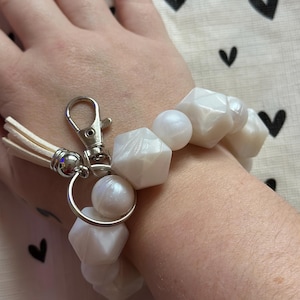 Llavero de pulsera con perlas gruesas de silicona y cierre de mosquetón.