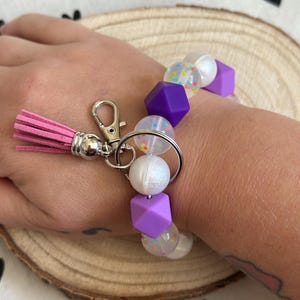 Llavero de pulsera con cuentas de silicona moradas, confeti y perlas y cierre de mosquetón - llavero