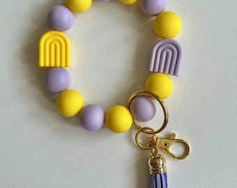 Llavero elástico con cuentas para la muñeca – Arcoíris bohemio amarillo y morado