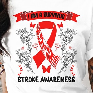 Peut inclure: T-shirt blanc avec un ruban rouge et le texte "Je suis un survivant de l'AVC". Le ruban est entouré de motifs floraux noirs et blancs et de papillons.