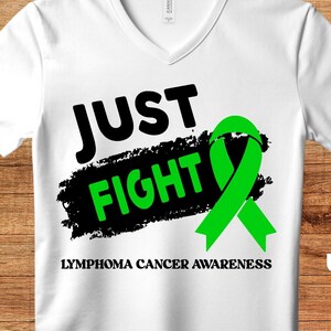 Könnte beinhalten: Weißes V-Ausschnitt-T-Shirt mit den Worten "JUST FIGHT" in Schwarz und Grün sowie einem grünen Band. Der Text "LYMPHOMA CANCER AWARENESS" steht darunter. Das Shirt hat auch PNG-, DXF-, PDF-, SVG-, JPEG- und EPS-Text.