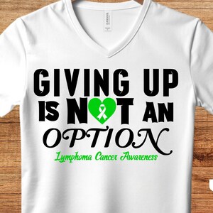 Könnte beinhalten: Weißes V-Ausschnitt-T-Shirt mit der Aufschrift "GIVING UP IS NOT AN OPTION" in schwarzer Schrift, einem grünen Herz mit Schleife und "Lymphoma Cancer Awareness" in Grün. Das Shirt hat auch PNG-, DXF-, PDF-, SVG-, JPEG- und EPS-Text.