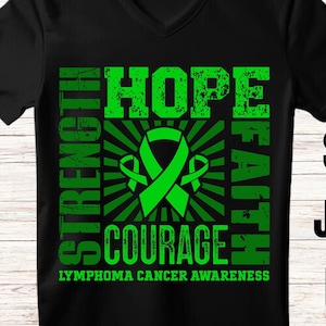 Könnte beinhalten: Schwarzes V-Ausschnitt-T-Shirt mit einem grünen Grafikdesign. Das Design enthält die Wörter "HOFFNUNG", "STÄRKE", "MUT" und "GLAUBE" um ein grünes Band herum. Der Text "LYMPHOM-KREBS-BEWUSSTSEIN" ist ebenfalls enthalten.
